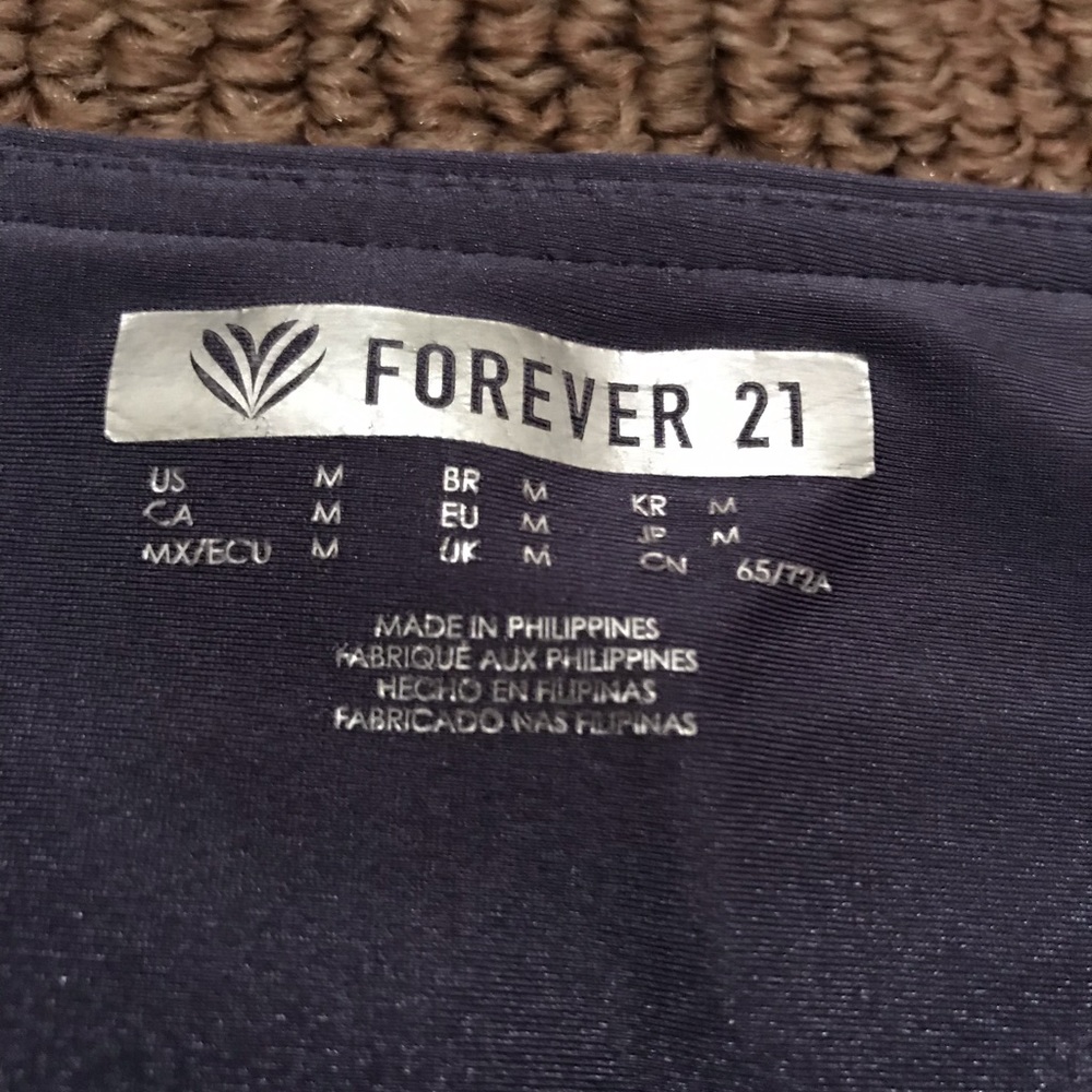 💙🩶FOREVER 21 - METALLIC STYLE LEGGINGS - Picture 4 of 4